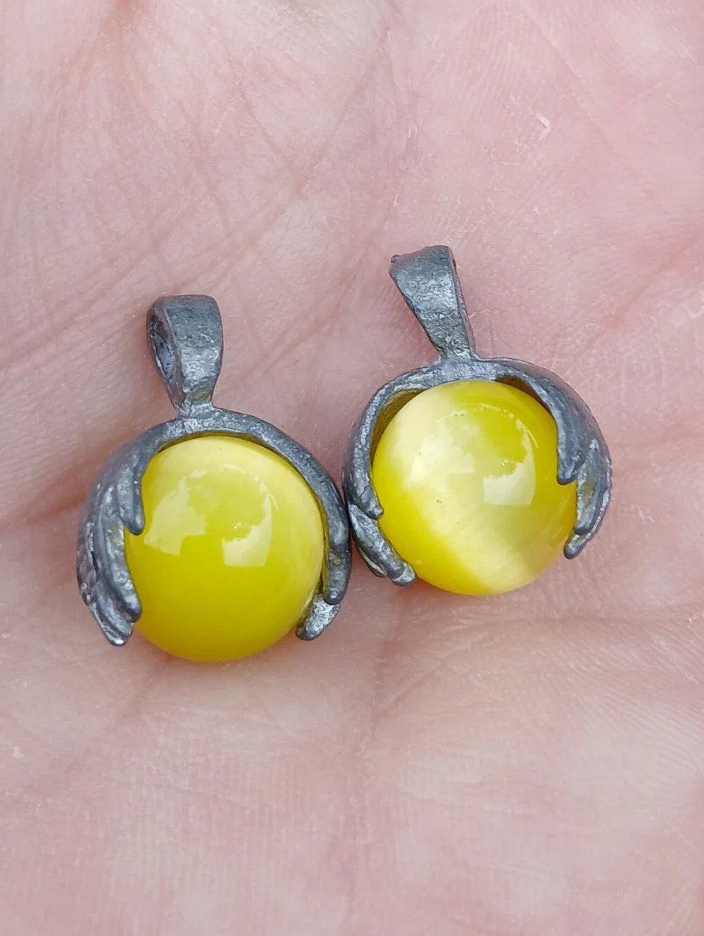 New 2pc Hands Holding Yellow Cat Eye Sphere Pendant.